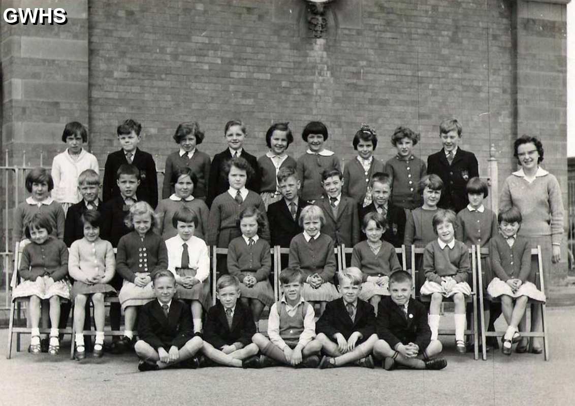 31-110 Miss Whites class Bassett Street junior School South Wigston circa 1962
