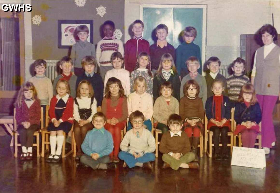 34-020 Mrs. Parker, with her class of 1973 at Bell Street infants Wigston Magna