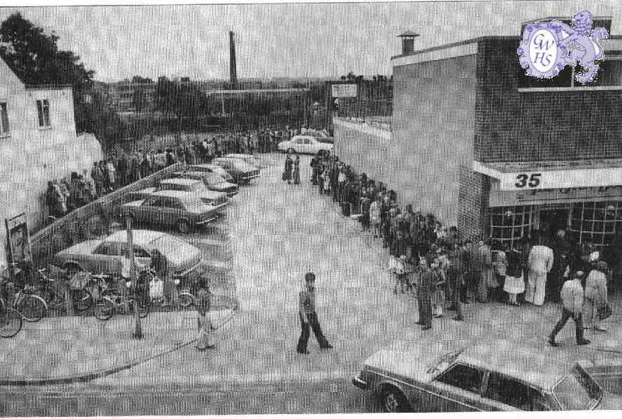 22-285 Oven Door Bakery Bell Street 1977 queue during Bread Strike  Wigston Magna