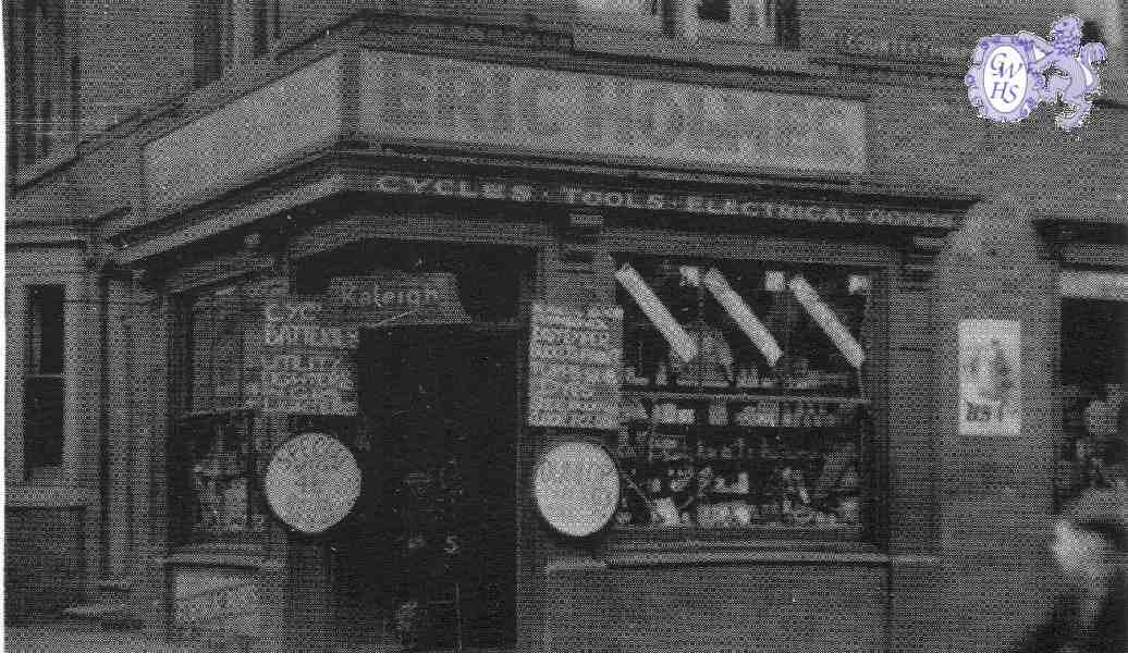 24-025 Eric Holmes shop on corner of Blaby Road and Countesthorpe Road c 1941