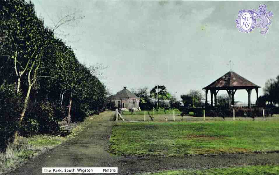 31-038 The Band Stand in the park in South Wigston