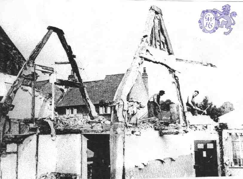 19-228 Ted Fisher demolishing Crux Cottages Bull Head Street Wigston Magna