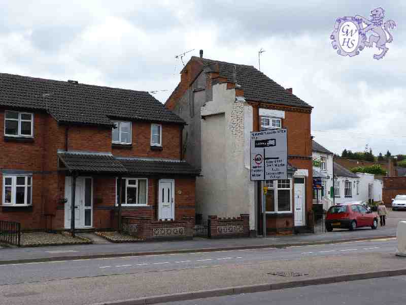 23-289 End building of Candle Light Row next to Horse & Trumpet Inn May 2013
