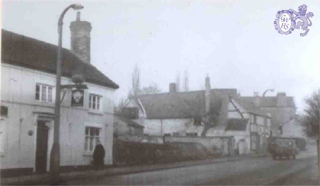 26-152 Bulls Head Inn  and Quakers Cottage Bull Head Street Wigston Magna circa 1960