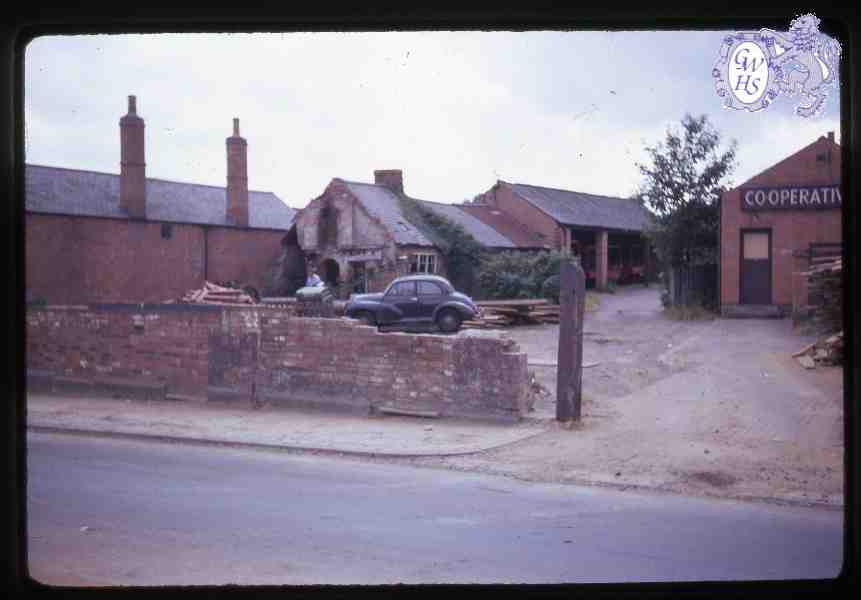 26-173 Site of the old Crucks Cottage Bull Head Street Wigston Magna with Co-op she repairers on the right circa 1960
