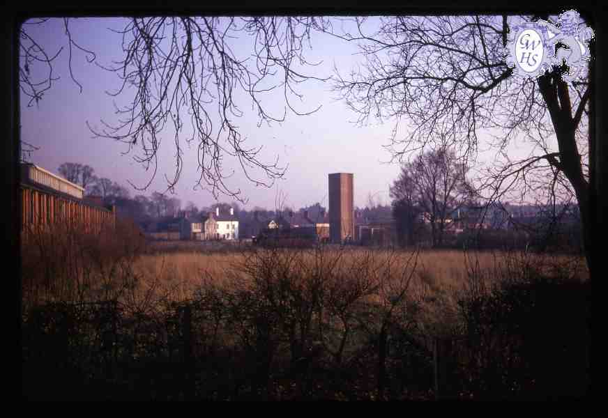 26-191 Wyggeston Farm House 68 Bull Head Street looking across fields from the Lanes circa 1960