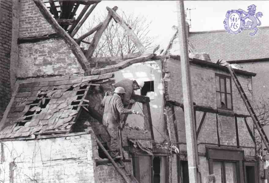 29-640 Demolition of cottages on Bull Head Street Wigston Magna 1976