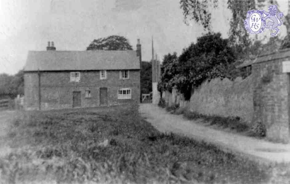 30-581 Cottage on Bull Head Street with original mud wall