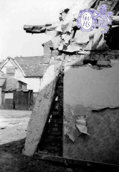 30-681 demolition of the cruck houses in Bull Head Street. in the background you can see Quaker Cottage. An old farmhouse.