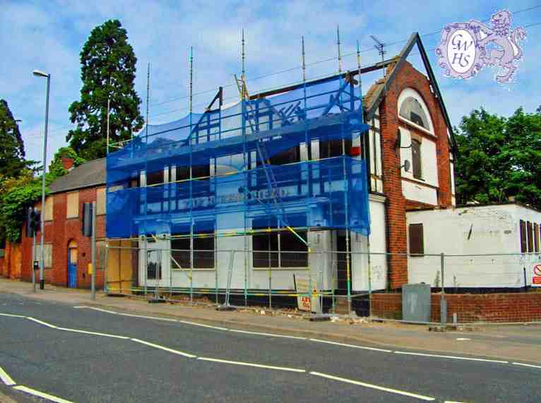 32-325 The Queen's Head (opposite Bell Street) undergoing demolition in June 2005