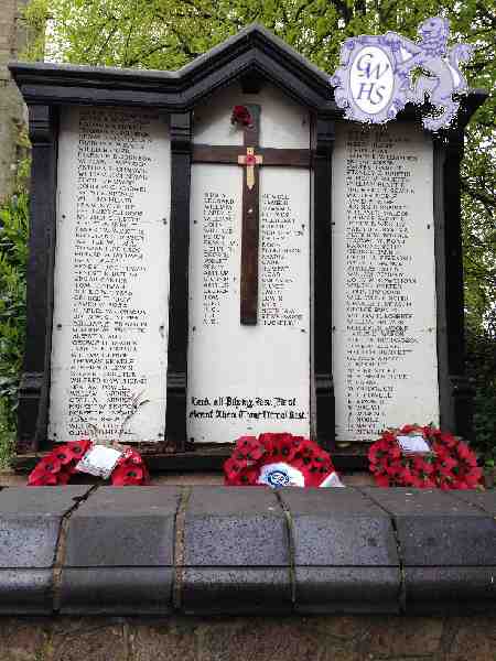 26-064 memorial to the World War Dead in All Saint's Church Yard Wigston Magna - April 2014