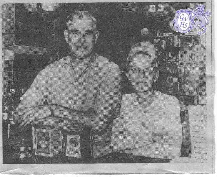 19-095 Walter Hallam last landlord of the Bulls Head Wigston and his wife 1972