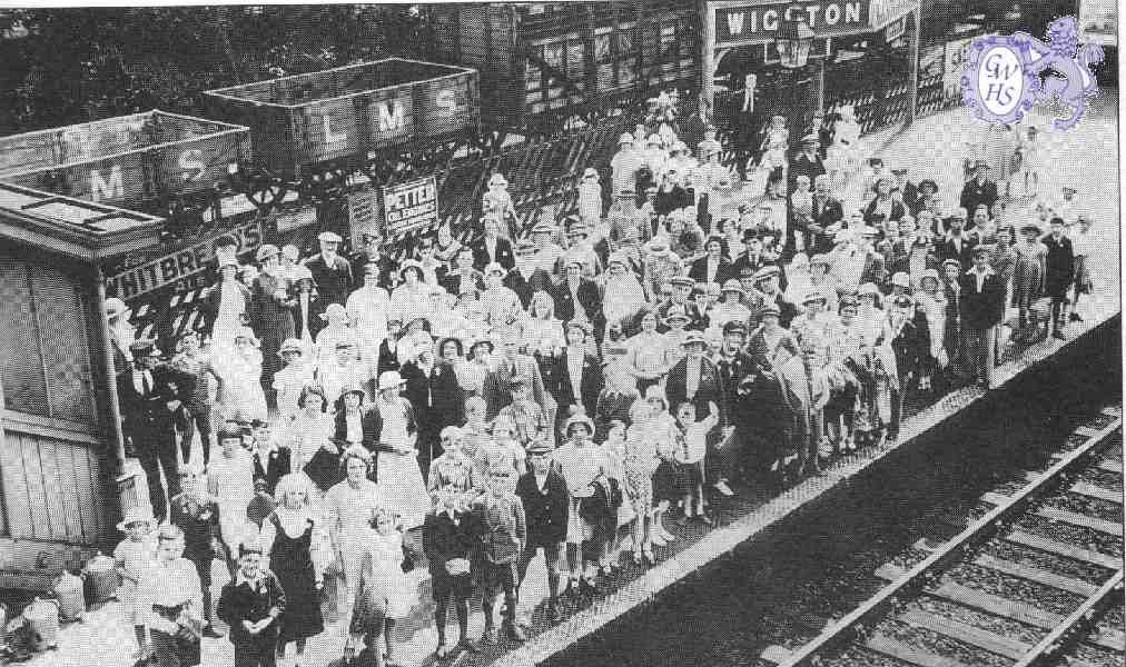 22-149 Sunday School outing circa 1934 Wigston Magna Station