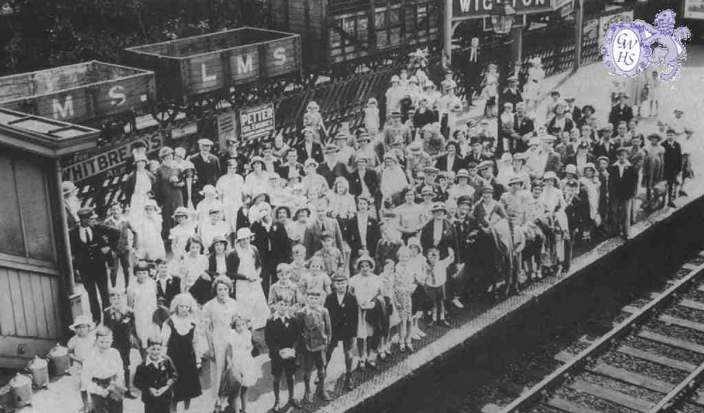 22-149a Sunday School outing circa 1934 Wigston Magna Station