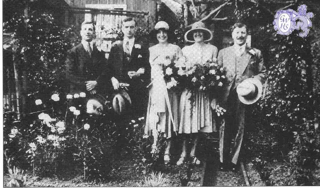 22-167 Lewin family 1930 Bill Ernie Stella Jess and Ern at 20 Central Avenue Wigston Magna 