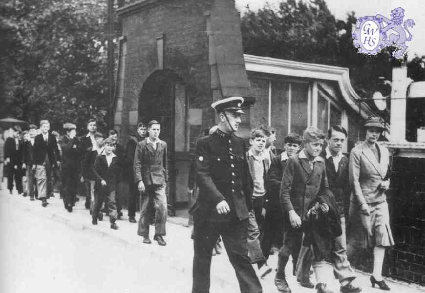 22-173a Teacher Stella Laundon & constable on Spion Kop Wigston Magna Station circa 1940