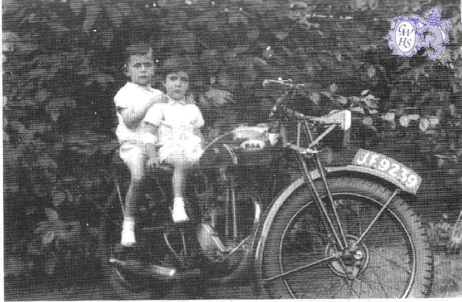 22-218 John & Barry Hiltoncirca 1936 Wigston Magna