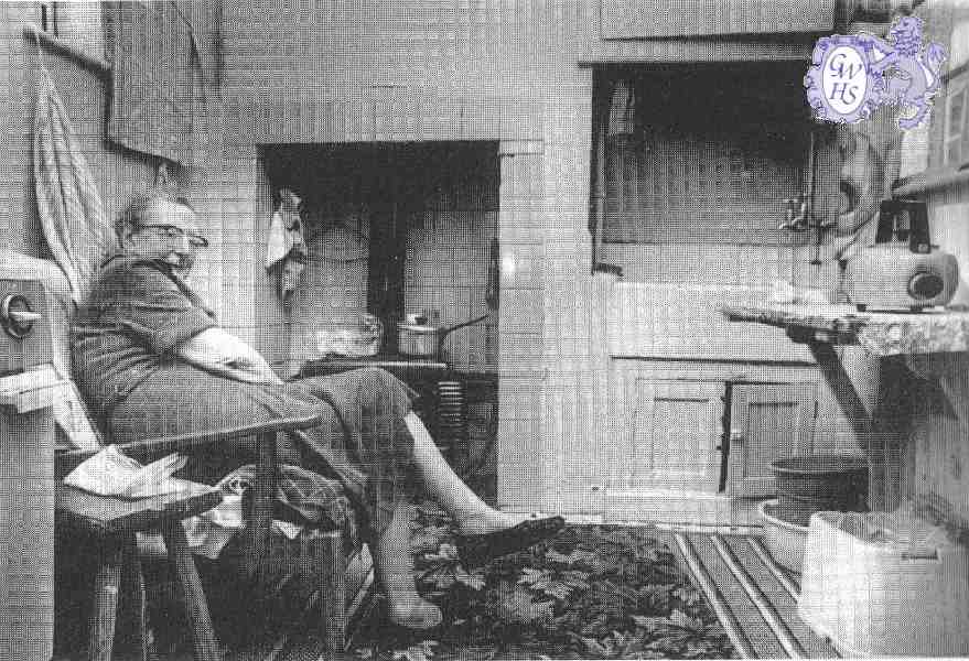 22-230 Rene Thorne in her home in Moat Street Wigston Magna