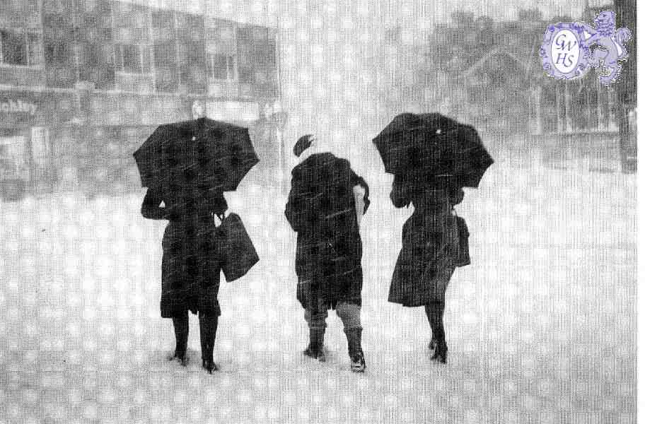 22-287  late 1970's blizzard in shopping centre Wigston Magna