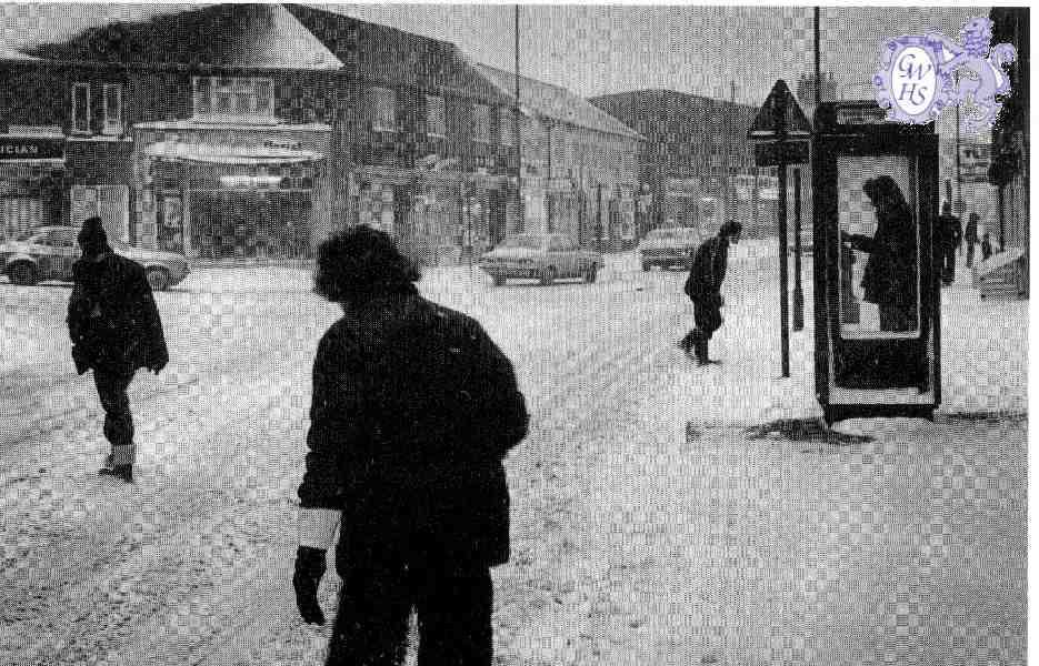 22-289  late 1970's blizzard in shopping centre Wigston Magna