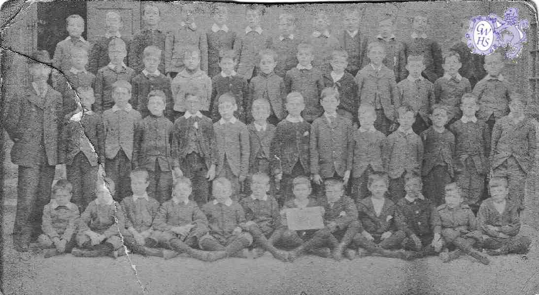 22-332a  School Class in Wigston Magna