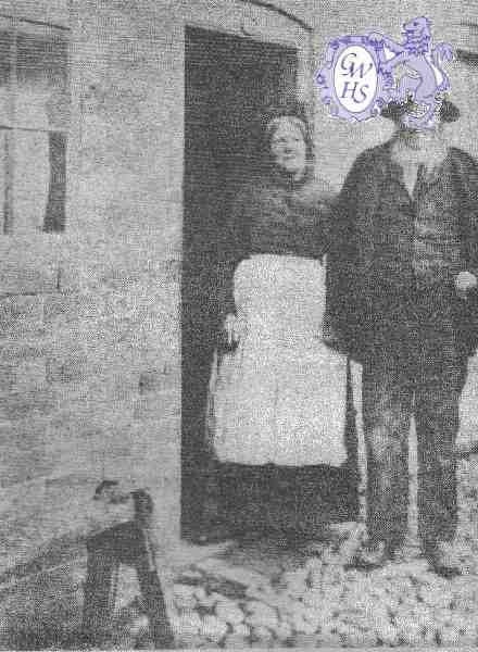 22-413 William John Mackness and wife who lived in Cannon Yard Bell Street Jetty Wigston Magna pre 1900