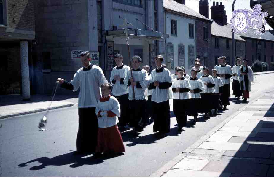 22-425 Sunday School Anniversary taken in Long Street Wigston Magna 1960 - Magna Cinema and Alms House shown