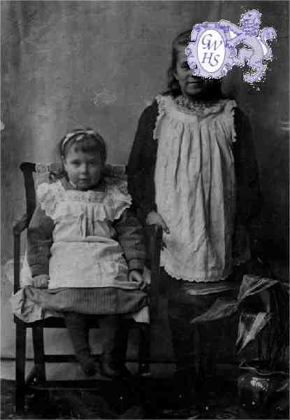 22-492 Gladys Ann Forryan and Margaret Louisa Forryan circa 1908