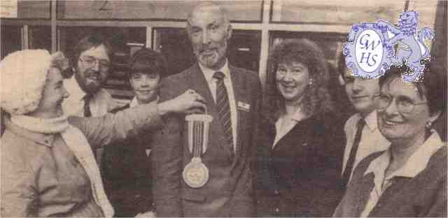 22-583 Mrs Edna Childs presents Post Office staff a medal 1990