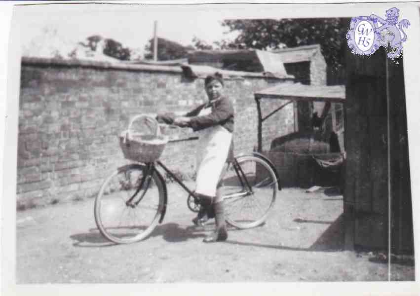 6-59 Delivery boy Wigston Magna