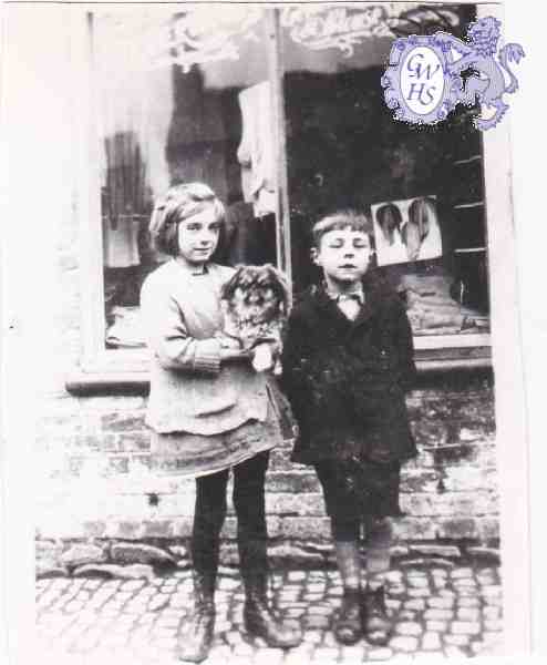 6-62 Eric Mason and his sister in Wigston