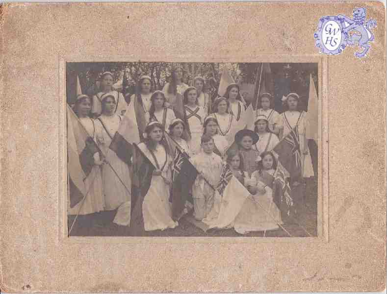 9-172 Empire Day circa 1916 Margaret Lucas nee Forryan secong from left back row Wigston Magna