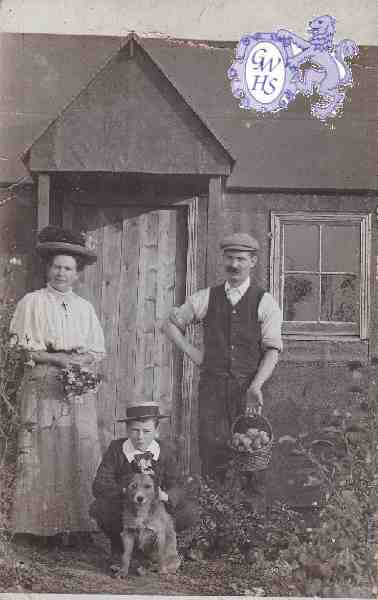 9-44 Mr & Mrs Smart Newton Lane c 1910