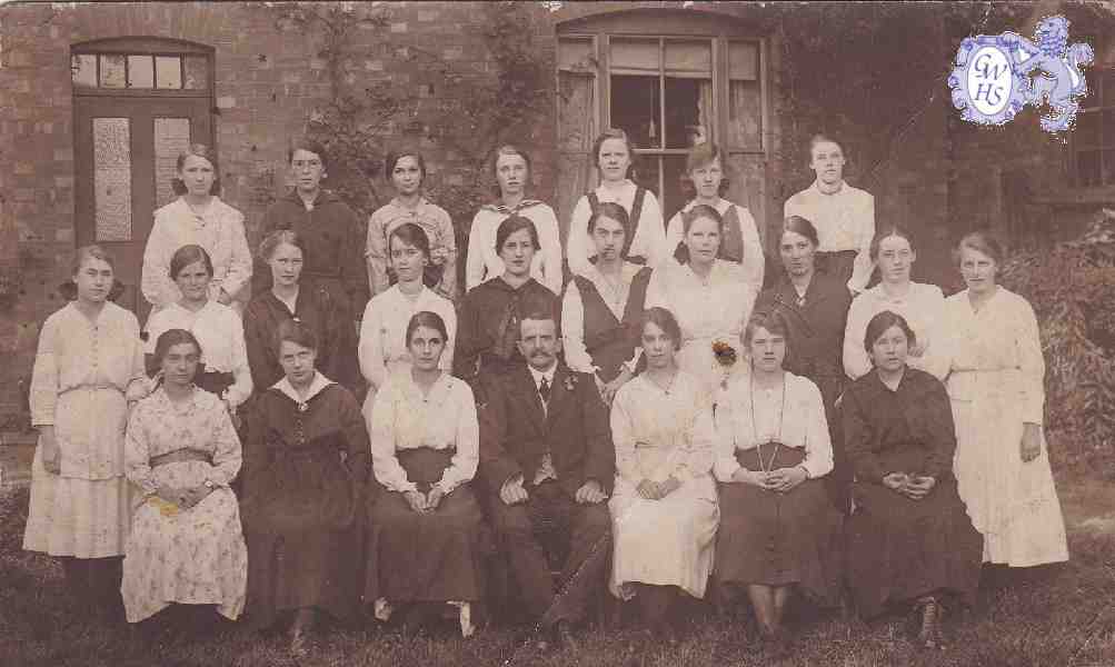 9-48 Ted Hurst and class at rear of The Manse Long Street Wigston Magna