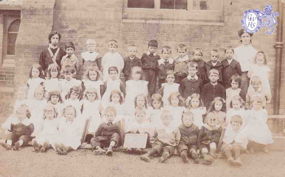 9-82 Class at the National School Wigston Magna c 1900