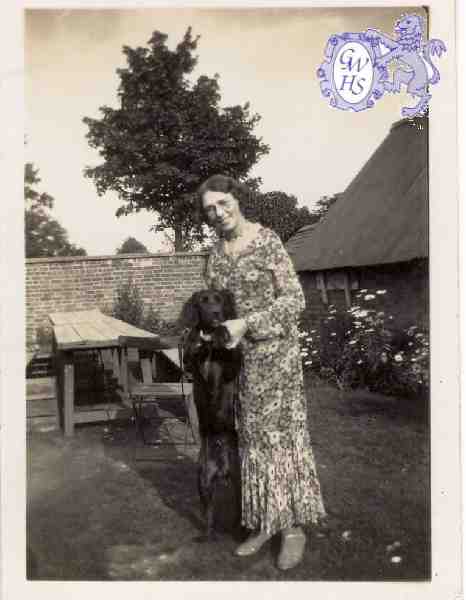 23-515 Harriet Hart with Dusky in the garden of The Queen's Head Bull Head Street Wigston Magna 1945