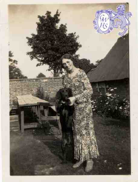 23-618 Harriet Hart and Dusky, Queen's Head garden, possibly late 1930's-early 40's