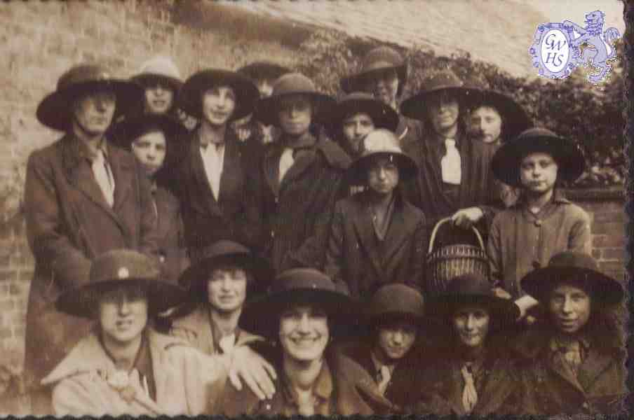 25-005 1st Wigston Guides at Kingswood Lodge Wigston Magna c 1921