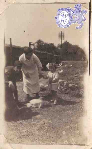 25-033 Elsie Mary Russell in Mrs Dare's Field with mother Annie Russell at Cherry Street Wigston Magna