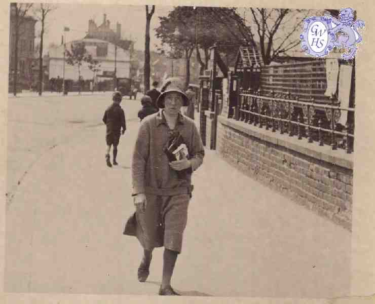 25-050 Florence Wells maid at Dr Barnley's Kingswood Lodge Wigston Magna c 1932