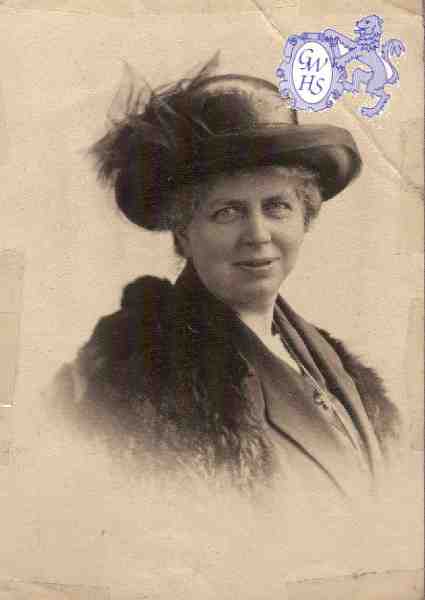 25-066 MrsBarnley mother of Dr Wyn Barnley and Miss May Barnley c 1914 Wigston Magna