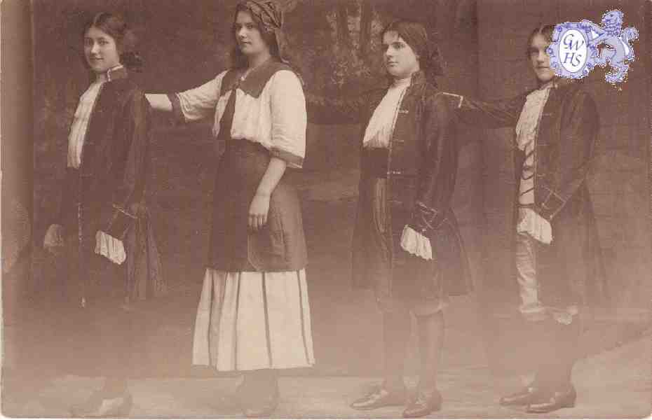 25-072 Operatic Society Wigston Magna 1899  left hand girl is Elizabeth Boltonjpg