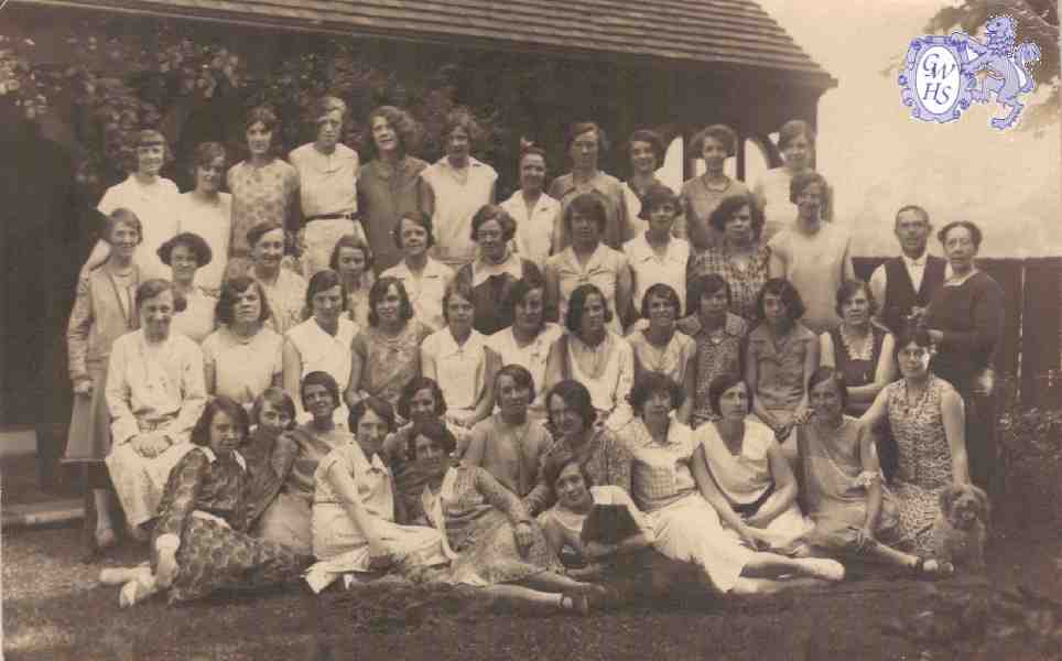 25-074 Girls from the Wigston Laundry Wigston Magna