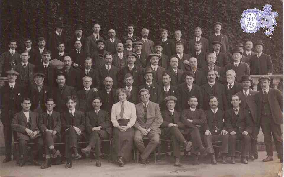 25-093 Group of the members of the Greater Wigston Working Mens Club Long Street Wigston Magna