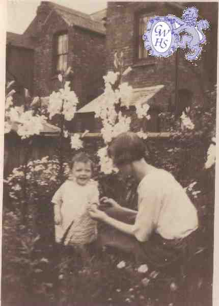 25-102 Sadie Bolton and Doreen Bolton in the orchards at the rear of 9 Cherry Street Wigston Magna