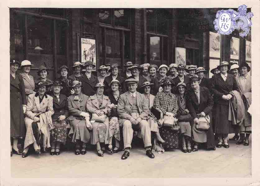 30-470 Wigston Co-operative Society staff outing at Leicester Railway Station