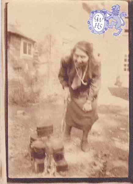 30-598 Captain Barnley of the Wigston Guides boiling water for tea