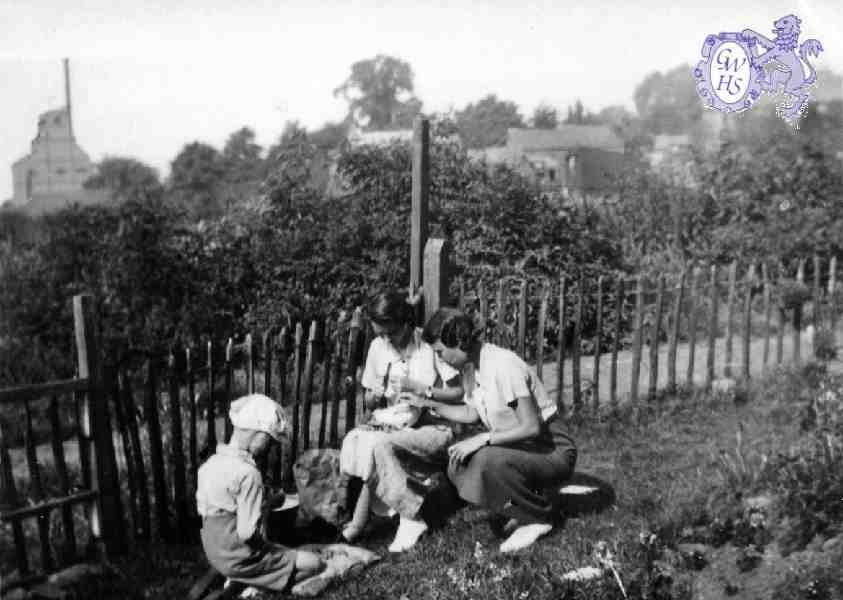 30-758 Taken in a house at Cedar Road Wigston Magna, Peggy, Mary and Jack Russell