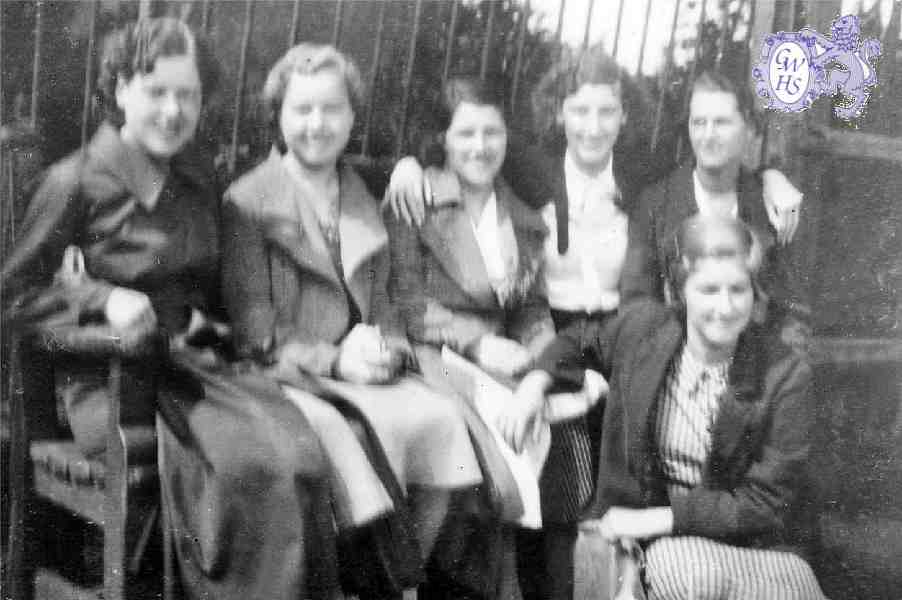 30-968 Wigston Laundry girls having a break on Long Street Wigston Magna