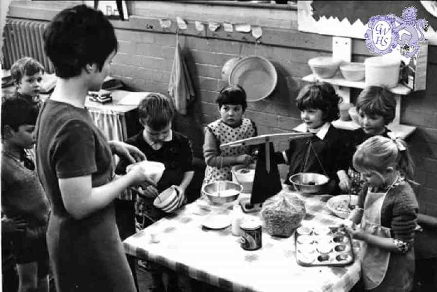 31-067 Class photos from Abington, Bushloe, Guthlaxton in 1976